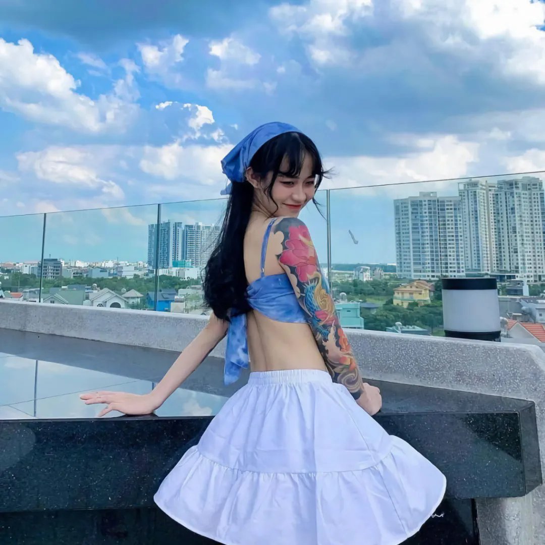 深深腥红